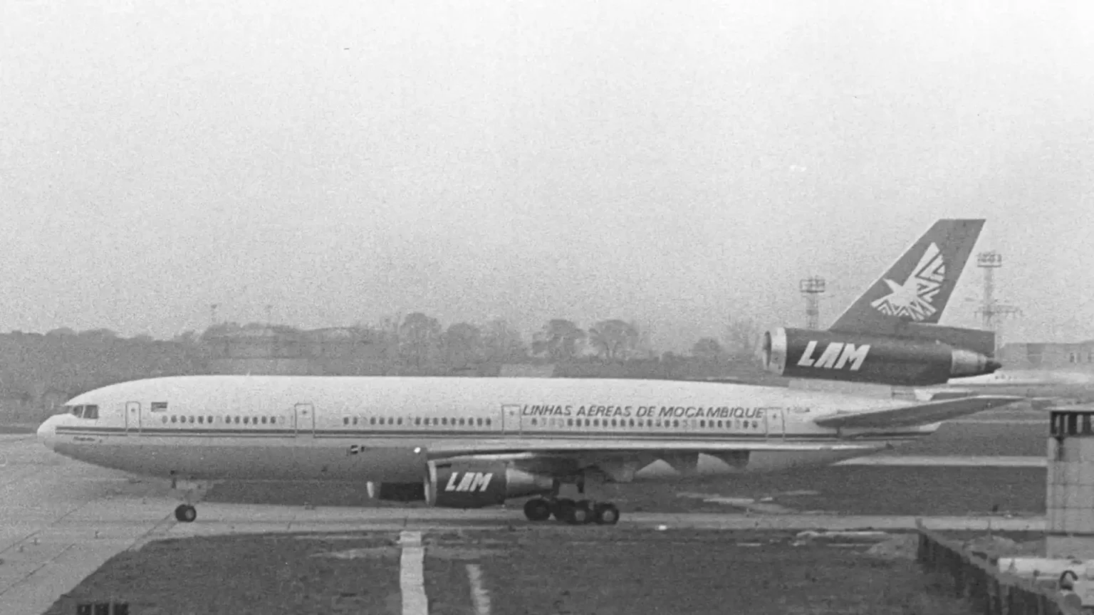 Schwarzweiß: Flugzeug auf dem Vorfeld des Flughafens Schönefeld