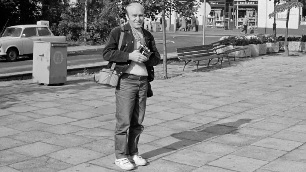 Christian Fenger mit zwei Kameras und Fototasche auf einem Platz in Eberswalde, 30. September 1989