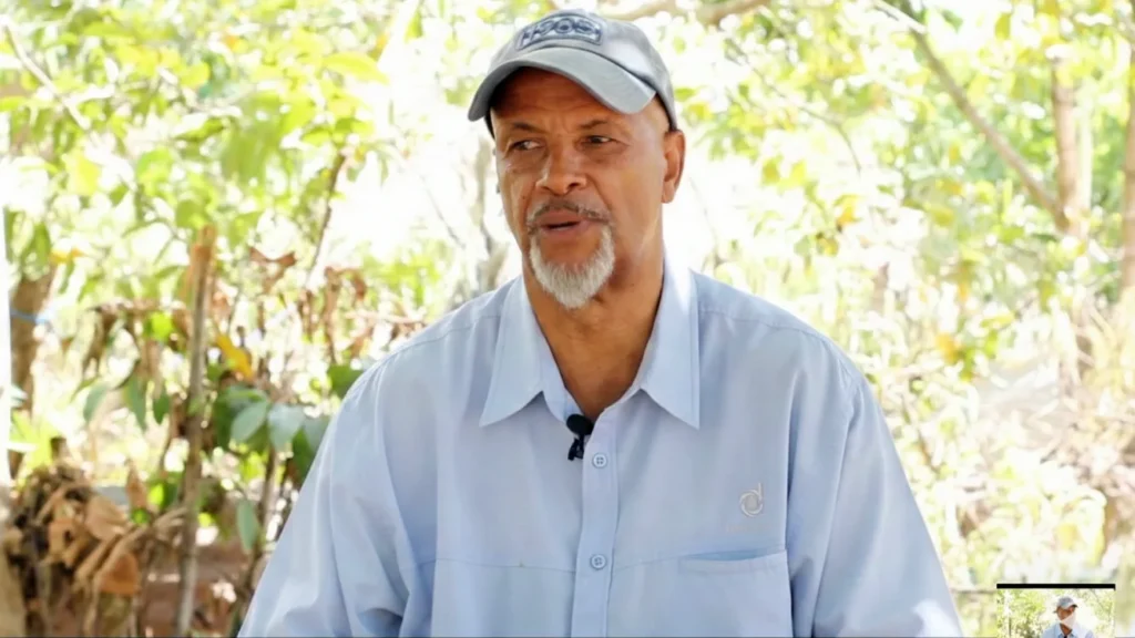 Arnaldo Soares Mendes mit Schirmmütze im Interview, Maputo 2026