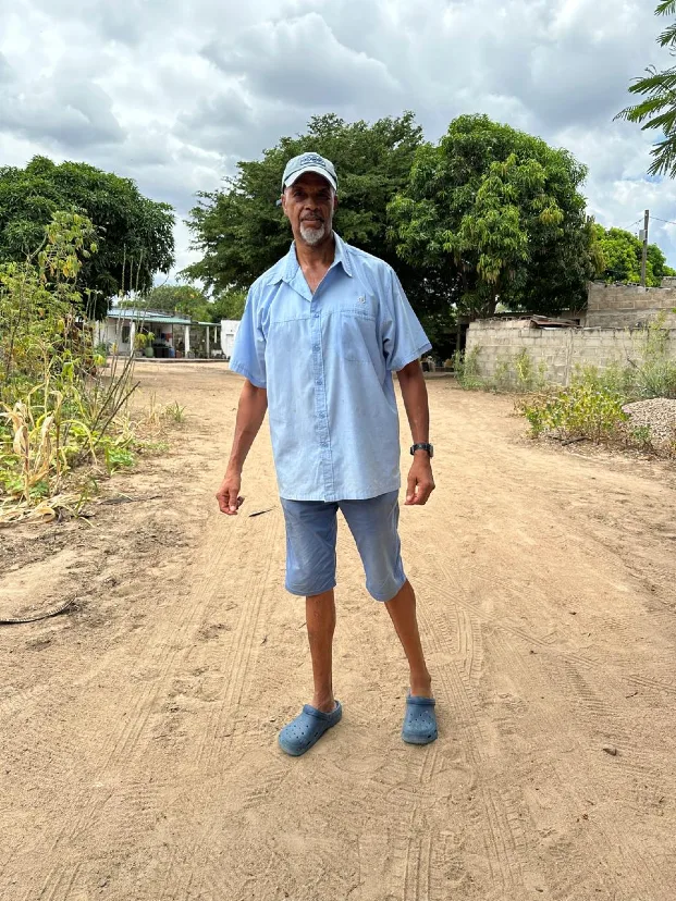 Arnaldo Soares Mendes steht auf einem sandigen Weg in Maputo, 2026