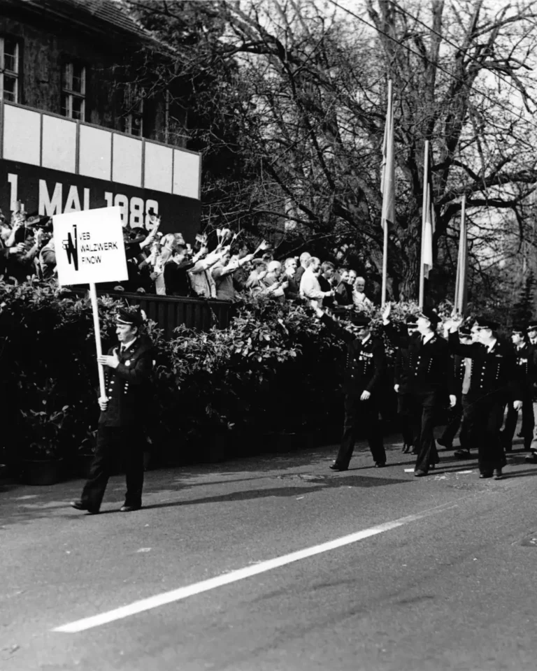 Maidemonstration mit Transparent 1. Mai 1989, Menschen säumen die Straße