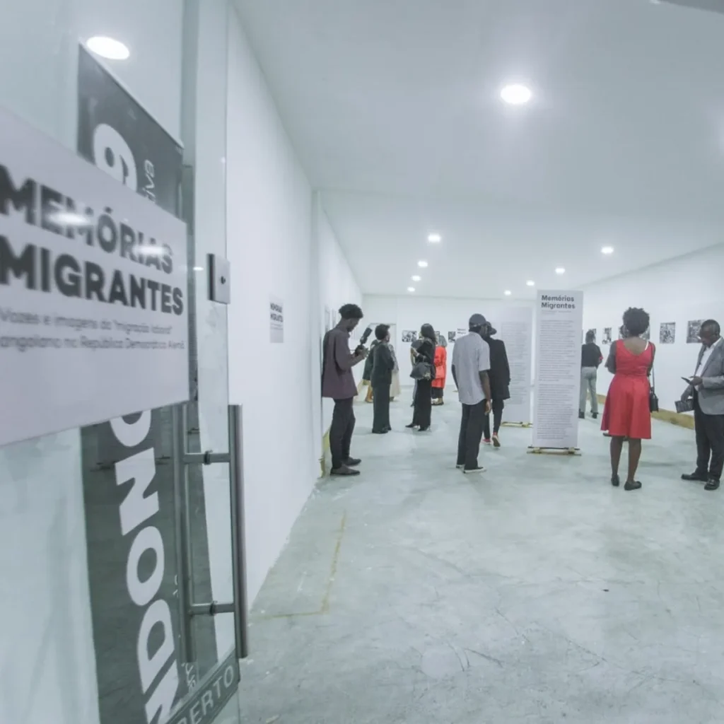 Eingang der Ausstellung Memórias Migrantes in Luanda mit Besuchern
