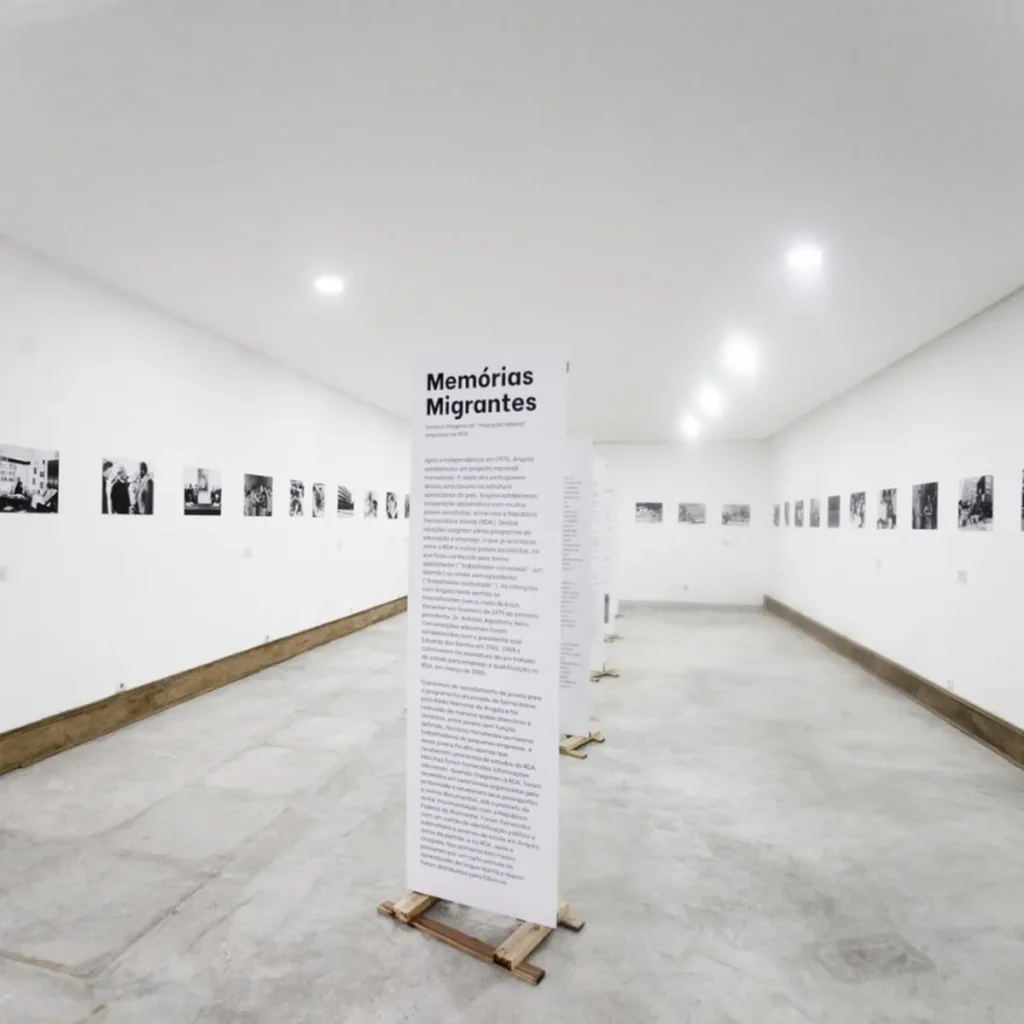 Blick in den Ausstellungsraum mit Texttafel, Luanda 2023