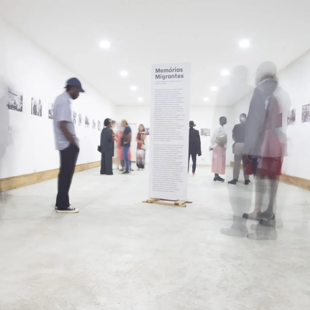 Besucher im langen Ausstellungsraum, Luanda 2023