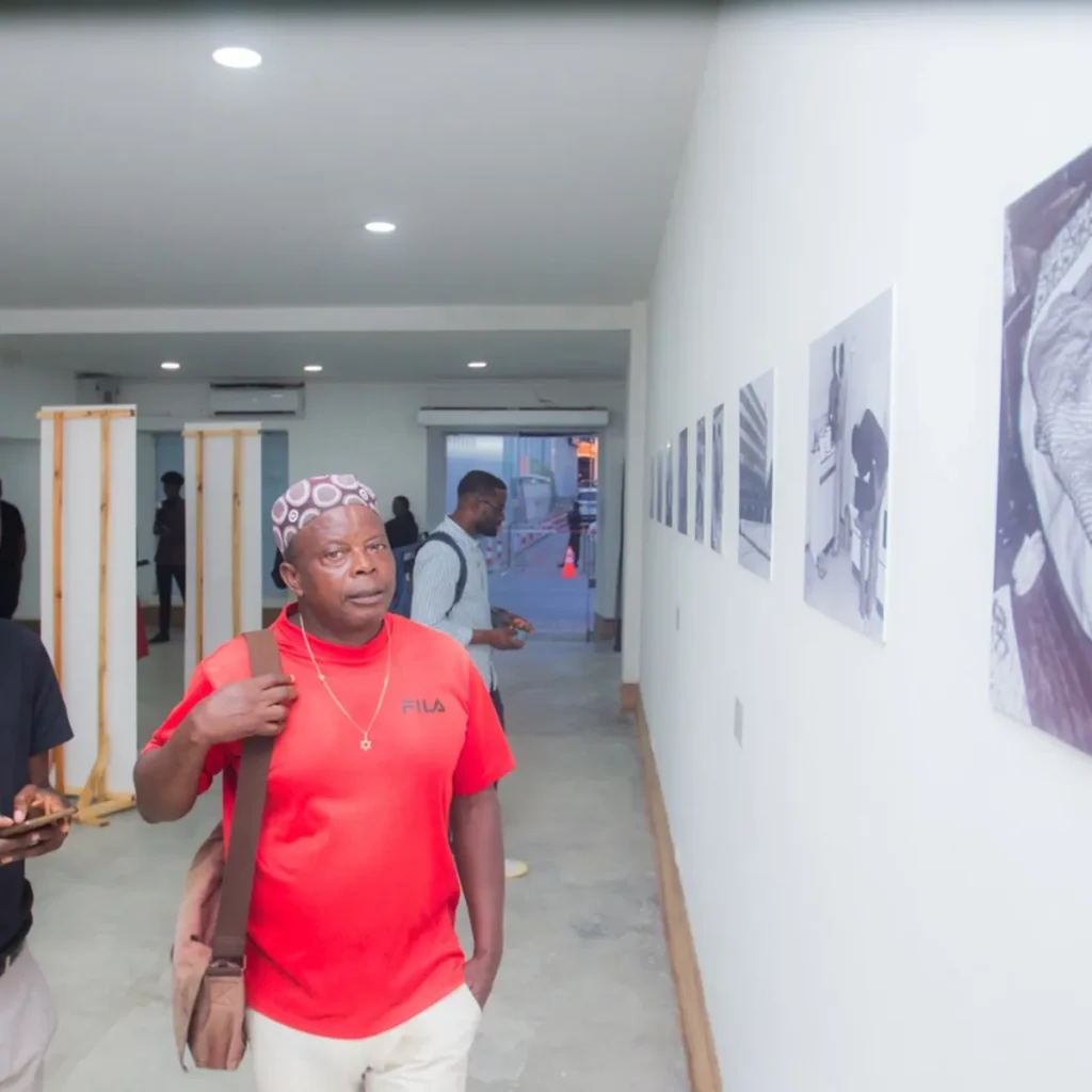 Besucherin vor den Fotografien, Luanda 2023
