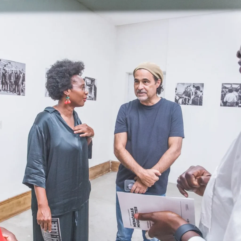 Gespräch in der Ausstellung Memórias Migrantes, Luanda 2023