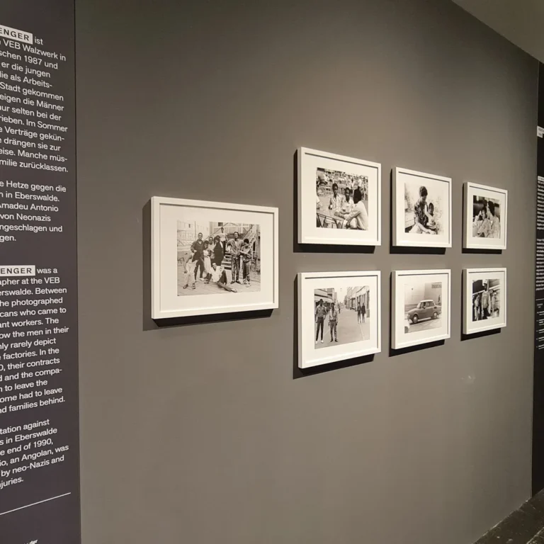 Fengers Fotografien an der Wand der Ausstellung Das Weite suchen im Brandenburg Museum Potsdam