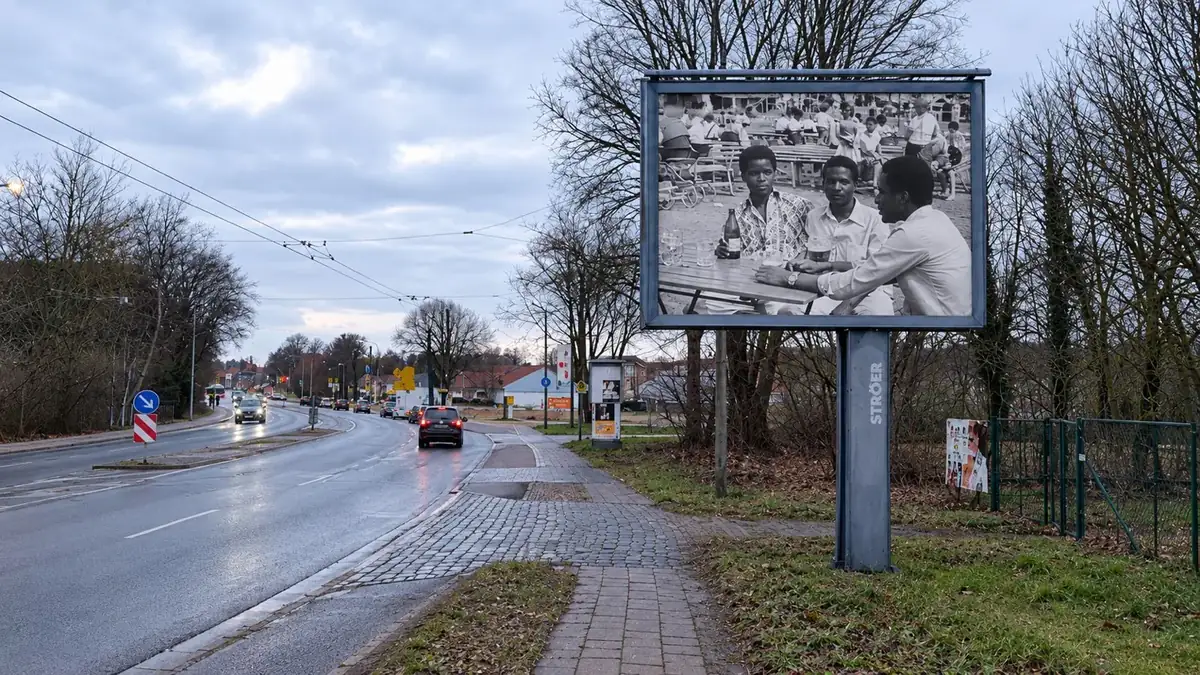 Fotomontage: Ein Foto von Christian Fenger auf einer Plakatwand in Eberswalde. Perspektive 2027