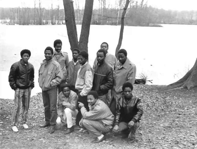 Gruppe junger Männer aus Mosambik am Ufer eines winterlichen Sees in Eberswalde, vermutlich 1988