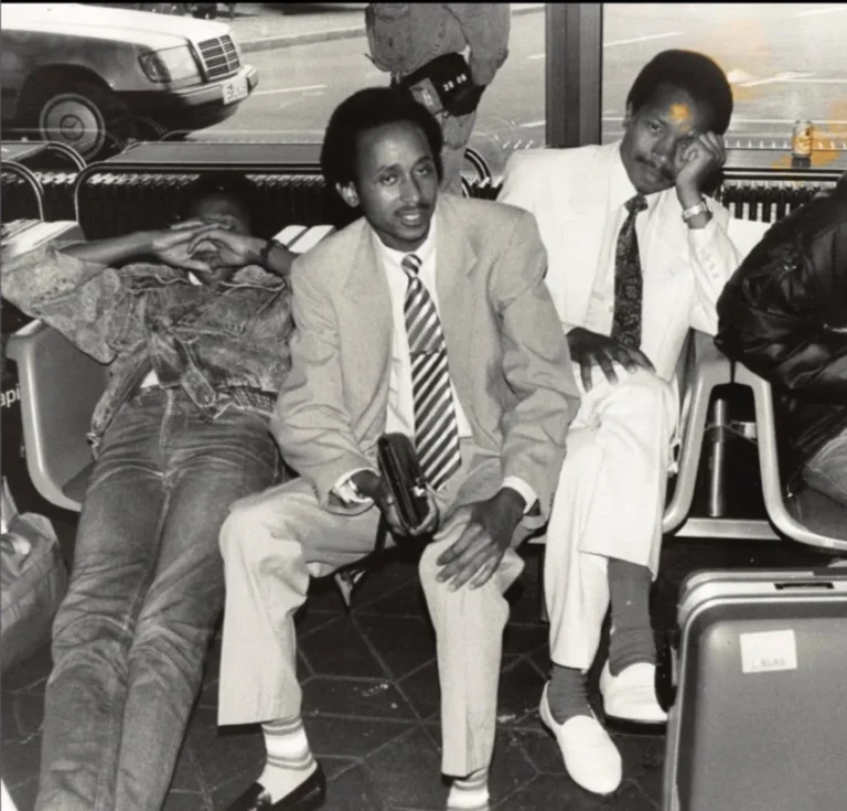 Fanuel Massango im hellen Anzug beim Abflug vom Flughafen Berlin-Tegel nach Maputo
